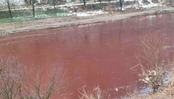 Zagađena rijeka Bosna obojena crvenom bojom