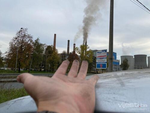 Zagađenje okom vidljivo: Iz dimnjaka TE Tuzla danima izlazi crni dim