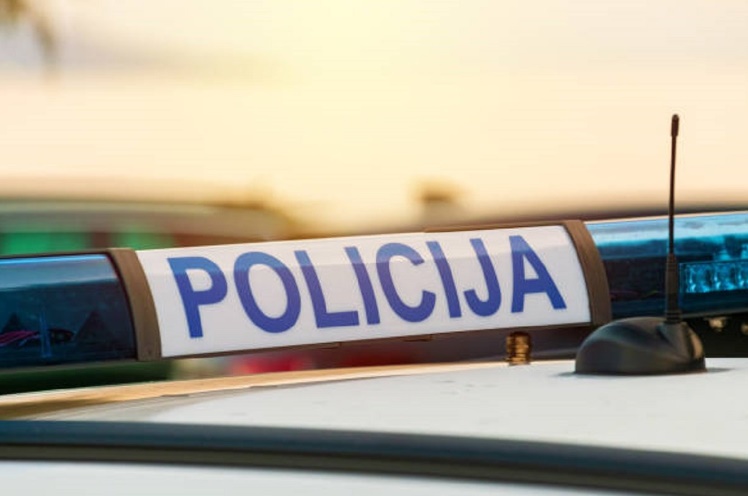 Zagreb: Maloljetnik gurnut pod auto, teško povrijeđen