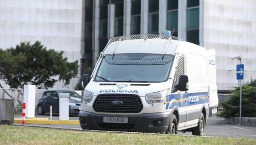 Zagreb: Pobjegao iz policijskog kombija sa lisicama na rukama