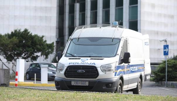 Zagreb: Pobjegao iz policijskog kombija sa lisicama na rukama
