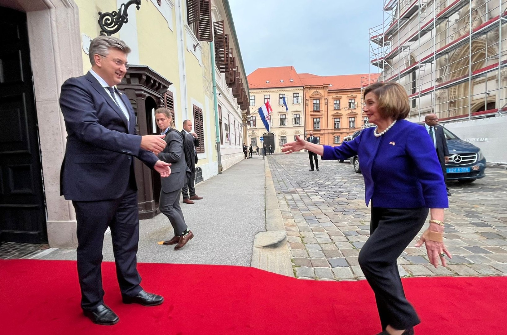 Zagreb pod policijskom opsadom, Nancy Pelosi stigla u Hrvatsku