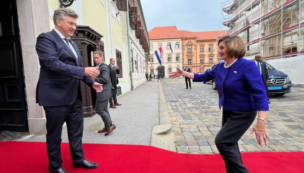 Zagreb pod policijskom opsadom, Nancy Pelosi stigla u Hrvatsku