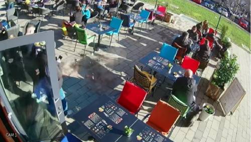 Zagreb: Pogledajte trenutak kad je ploča pala sa zgrade u pun kafić