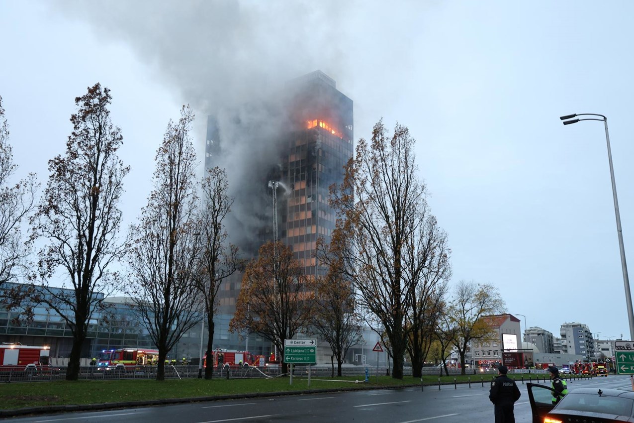 Zagreb: Vjesnikov nedboder još gori, a već se govori o rušenju