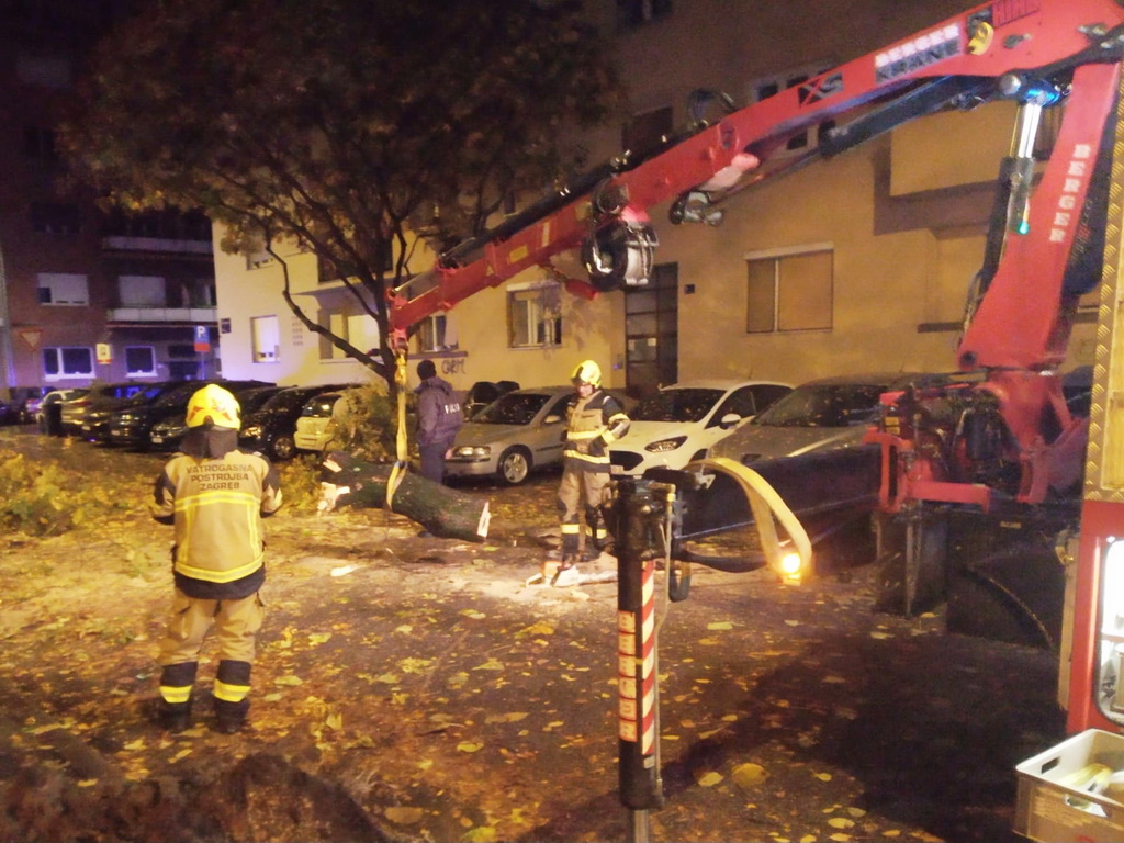 Zagrebački vatrogasci cijelu noć uklanjali stabla, lim i ograde, iščupao ih vjetar