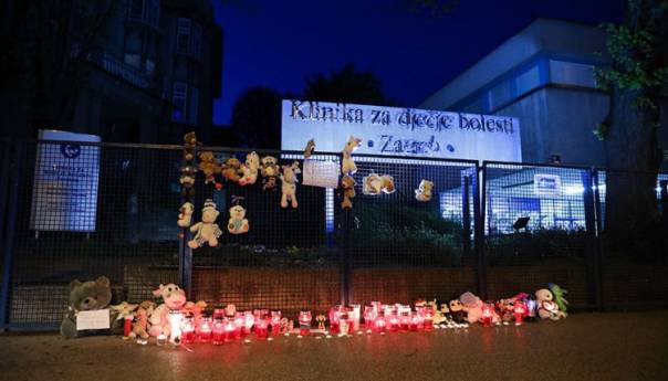 Zagrepčani ispred bolnice ostavili igračke za preminulu djevojčicu