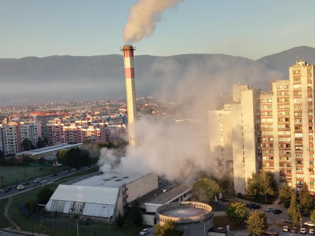 Zagrijavanje se vrši putem alternativnih goriva, krovne kotlovnice rade na gas