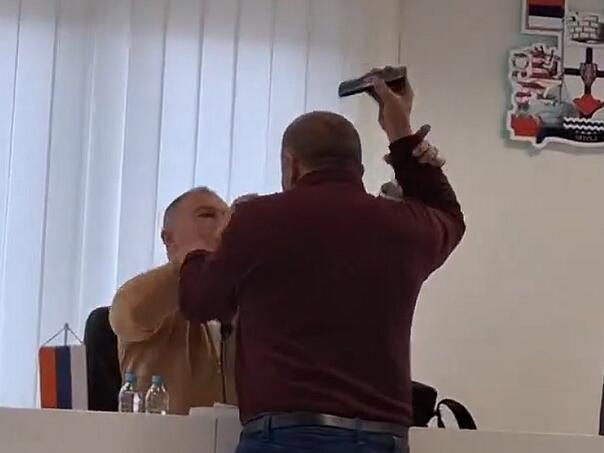 Zamalo tuča na sjednici u Bileći: Puštao Šešelja na mobitelu i tjerao predsjednika da sluša