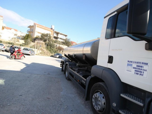 Zamućen izvor vode u Splitu, po gradu postavljene cisterne i spremnici