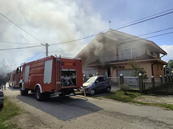 Zapalila se kuća u centru Prijedora, vatrogasci na terenu