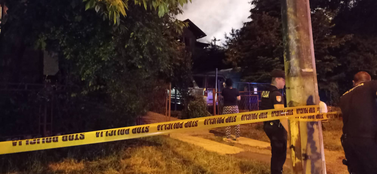 Zapalila se kuća u sarajevskom naselju Švrakino Selo, vatrogasci na terenu