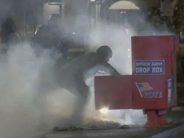 Zapalile se glasačke kutije u Americi, sumnje na sabotažu