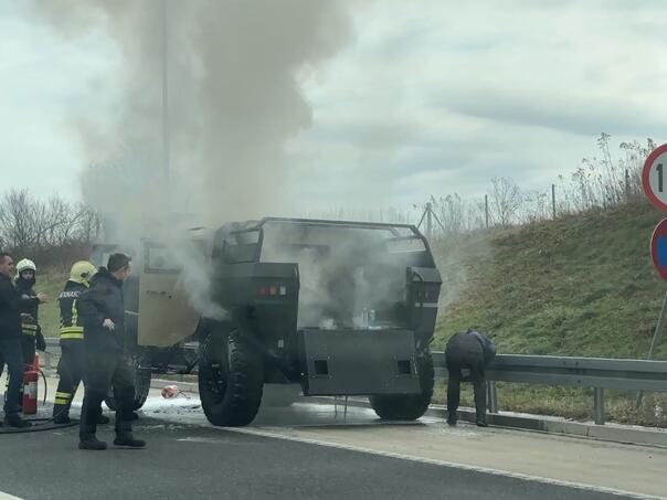 Zapalio se 'Vihor', vozilo Specijalne policije Rs