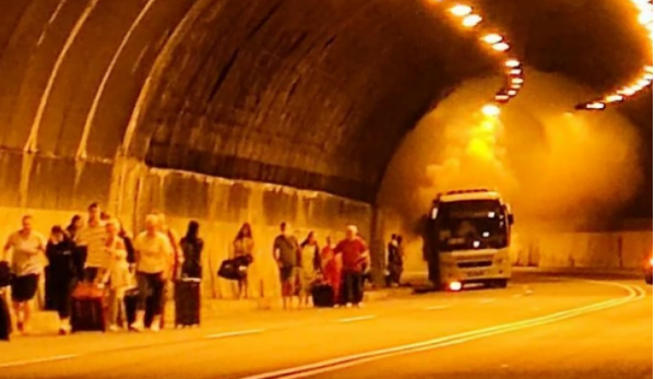 Zapalio se autobus pun putnika: Gust dim se širio tunelom, putnici s koferima išli pješke