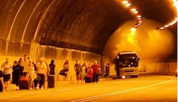 Zapalio se autobus pun putnika: Gust dim se širio tunelom, putnici s koferima išli pješke