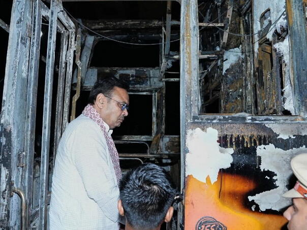 Zapalio se autobus u Indiji, poginulo najmanje 20 ljudi