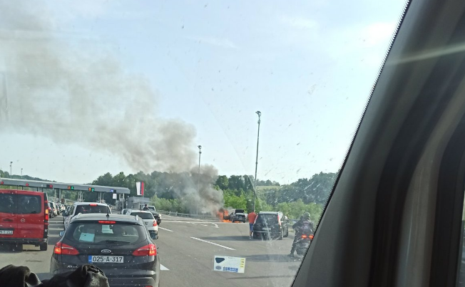Zapalio se automobil kod naplatnih kućica u Laktašima