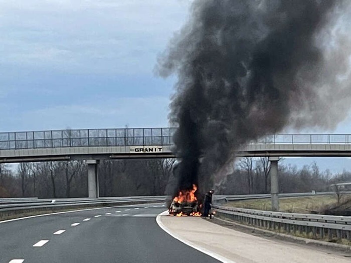 Zapalio se automobil na auto-putu 'Deveti januar'