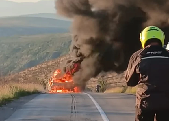 Zapalio se automobil na putu Stolac - Ljubinje, izazvao haos u saobraćaju