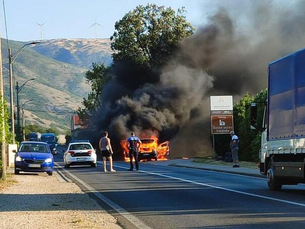 Zapalio se automobil na ulazu u Mostar, formirale se ogromne gužve