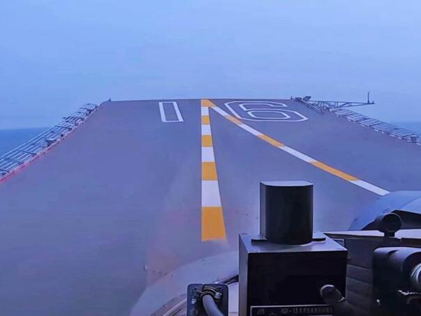 Zapalio se britanski nosač aviona: Povrijeđeno više od 10 mornara
