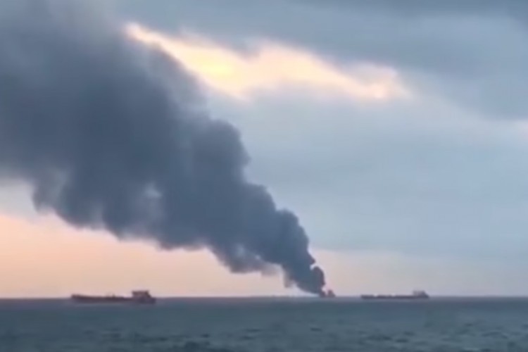 Zapalio se i potonuo najveći iranski mornarički brod