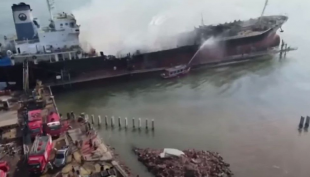 Zapalio se naftni tanker na Tajlandu, jedna osoba poginula