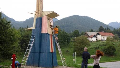 Zapaljena drvena statua Donalda Trumpa u Sloveniji