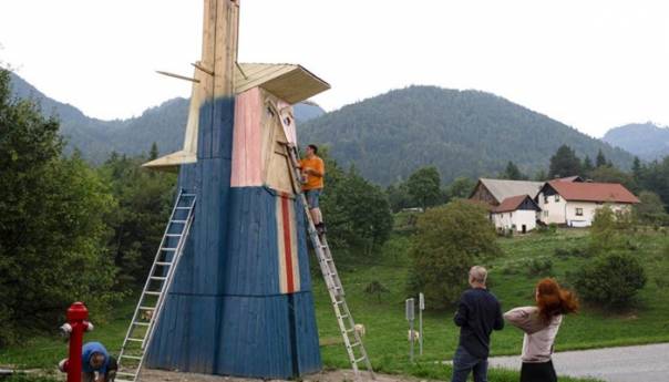 Zapaljena drvena statua Donalda Trumpa u Sloveniji