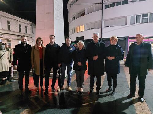 Zapaljene svijeće za Vukovar i Škabrnju i sve žrtve Domovinskog rata