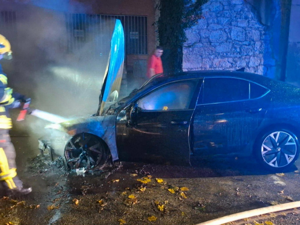 Zapaljeno službeno vozilo Grada Mostara koje koristi gradonačelnik Kordić