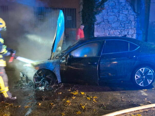 Zapaljeno službeno vozilo Grada Mostara koje koristi gradonačelnik Kordić