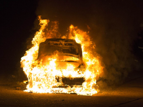 Zapaljeno vozilo u Sarajevu, vatra zahvatila još dva