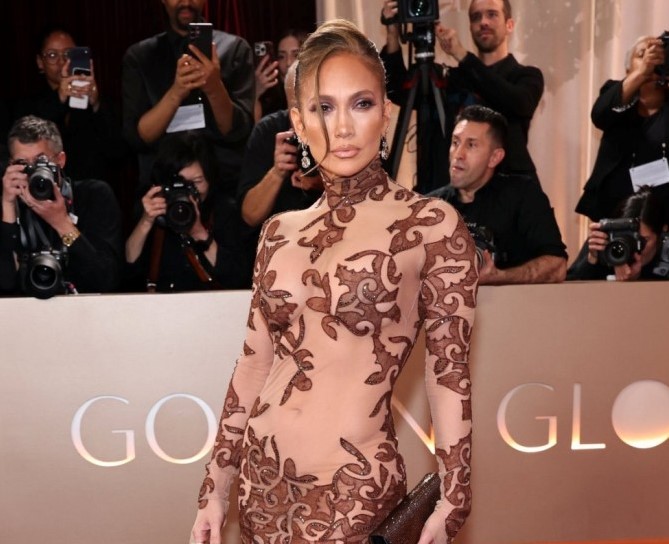 Zapanjujući stajling JLo – ovo je haljina zbog koje su svi gledali u nju
