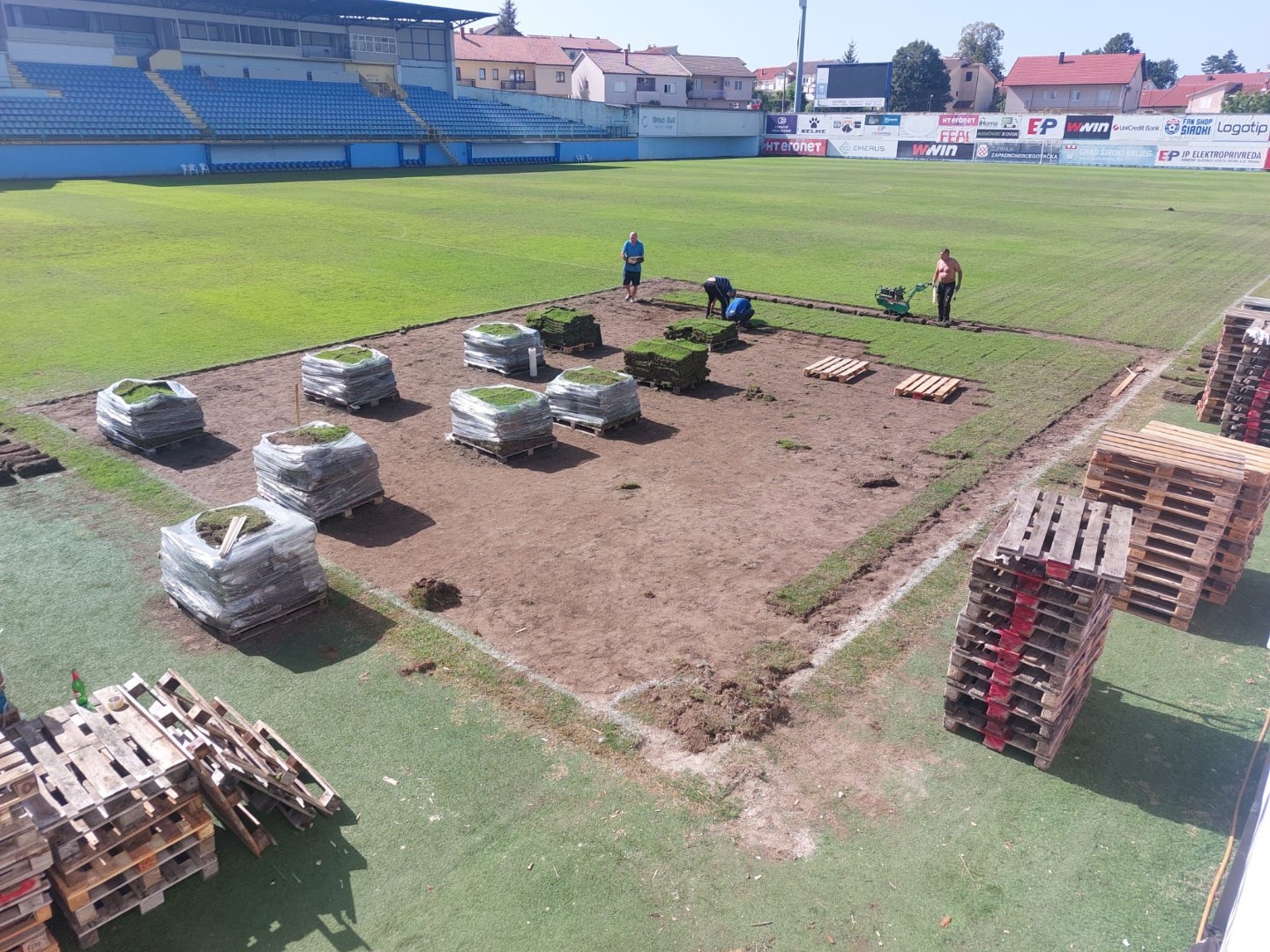 Započeli radovi na stadionu Pecara, uklanja se stari travnjak