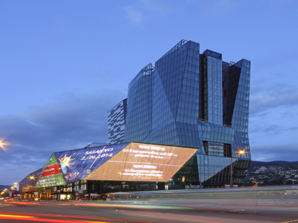 Započeli radovi na zamjeni stakala na SCC-u koje su oštetili vandali