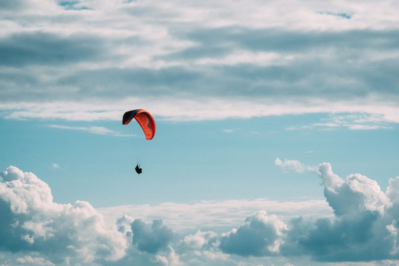 Započelo 5. međunarodno takmičenje u paraglajdingu 'Desant na Drvar'