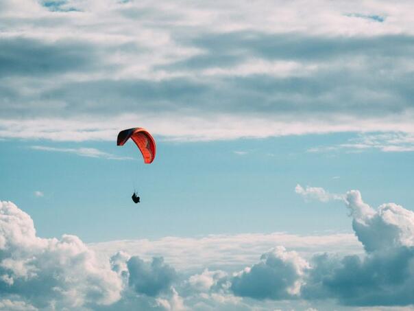 Započelo 5. međunarodno takmičenje u paraglajdingu 'Desant na Drvar'