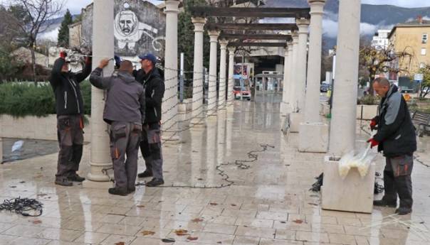Započelo blagdansko kićenje Mostara
