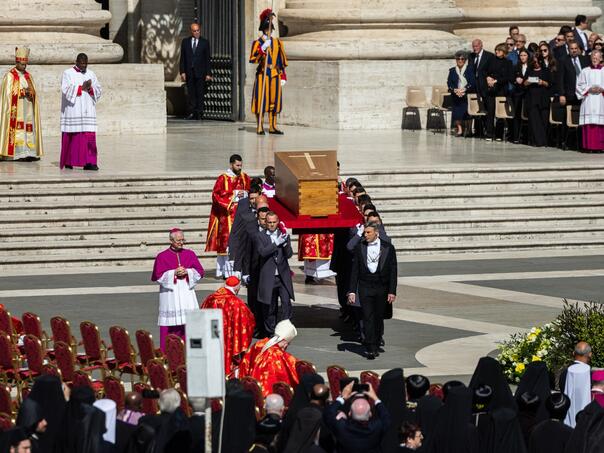 Započeo devetodnevni niz zadušnih liturgija za papu Franju