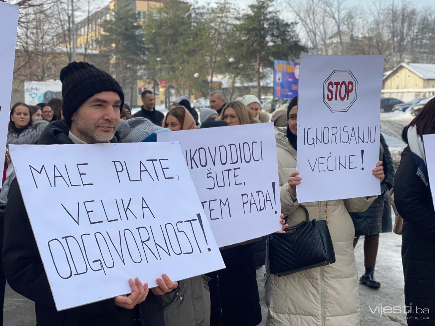 Zaposleni u pravosuđu TK pred zgradom Vlade: Ne odustaju od povećanja plata