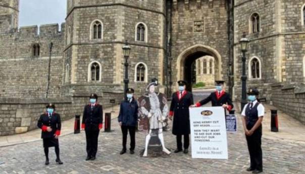 Zaposlenici kraljice Elizabete protestuju ispred dvorca