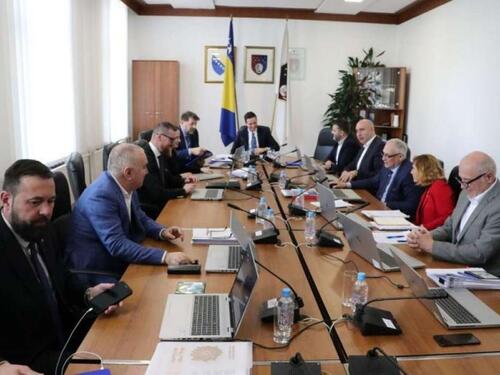 Zaposlenim koji primaju plate iz budžeta KS od naredne godine veća osnovica