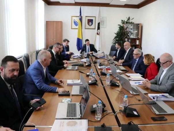 Zaposlenim koji primaju plate iz budžeta KS od naredne godine veća osnovica