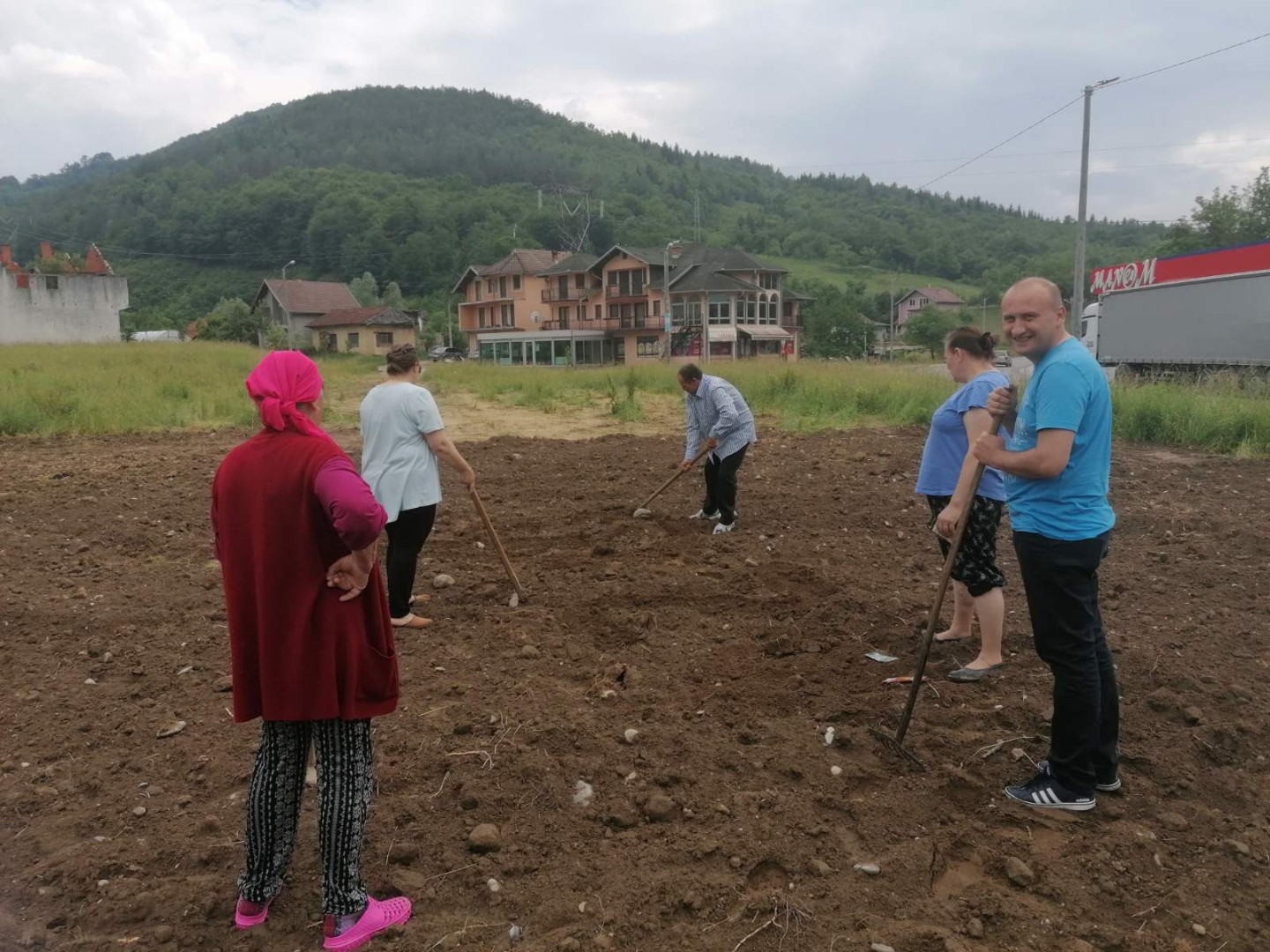 Zasađeno cvijeće na mjestu gdje je bila crkva