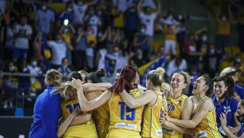 Zasluženo slavlje: Bh. košarkašice zapjevale zajedno sa BH Fanaticosima