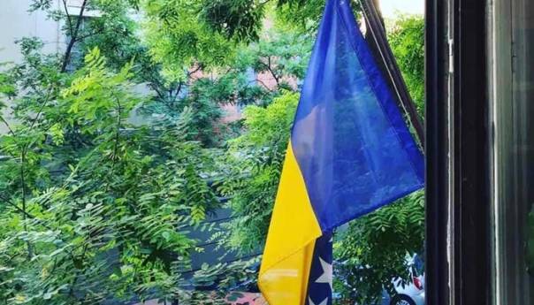 Zastava BiH u Madridu na pola koplja u znak solidarnosti s narodom Španije