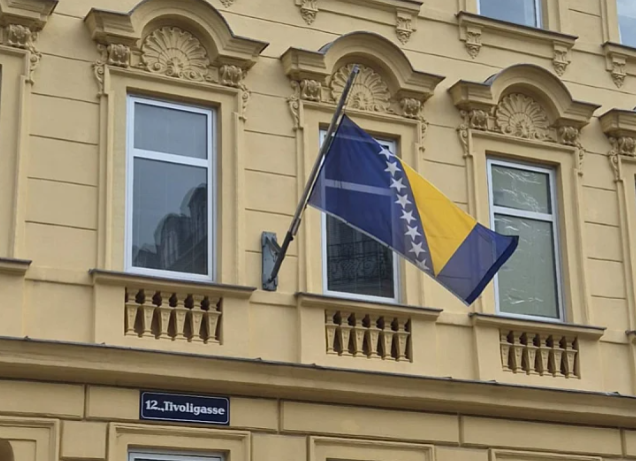 Zastava na Ambasadi BiH na pola koplja nakon ubistava u Grazu