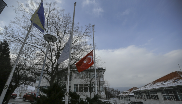 Zastave na institucijama Republike Turske u BiH spuštene na pola koplja